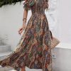 Vestito lungo bohemien spalla scoperta con stampa tropicale, motivo vibrante paisley e floreale, dettagli arricciati, tessuto in poliestere, perfetto per spiaggia o uscite casual, coprispiaggia, motivo paisley, vestito leggero, abito da spiaggia