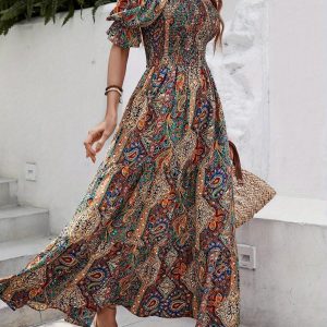 Vestito lungo bohemien spalla scoperta con stampa tropicale, motivo vibrante paisley e floreale, dettagli arricciati, tessuto in poliestere, perfetto per spiaggia o uscite casual, coprispiaggia, motivo paisley, vestito leggero, abito da spiaggia